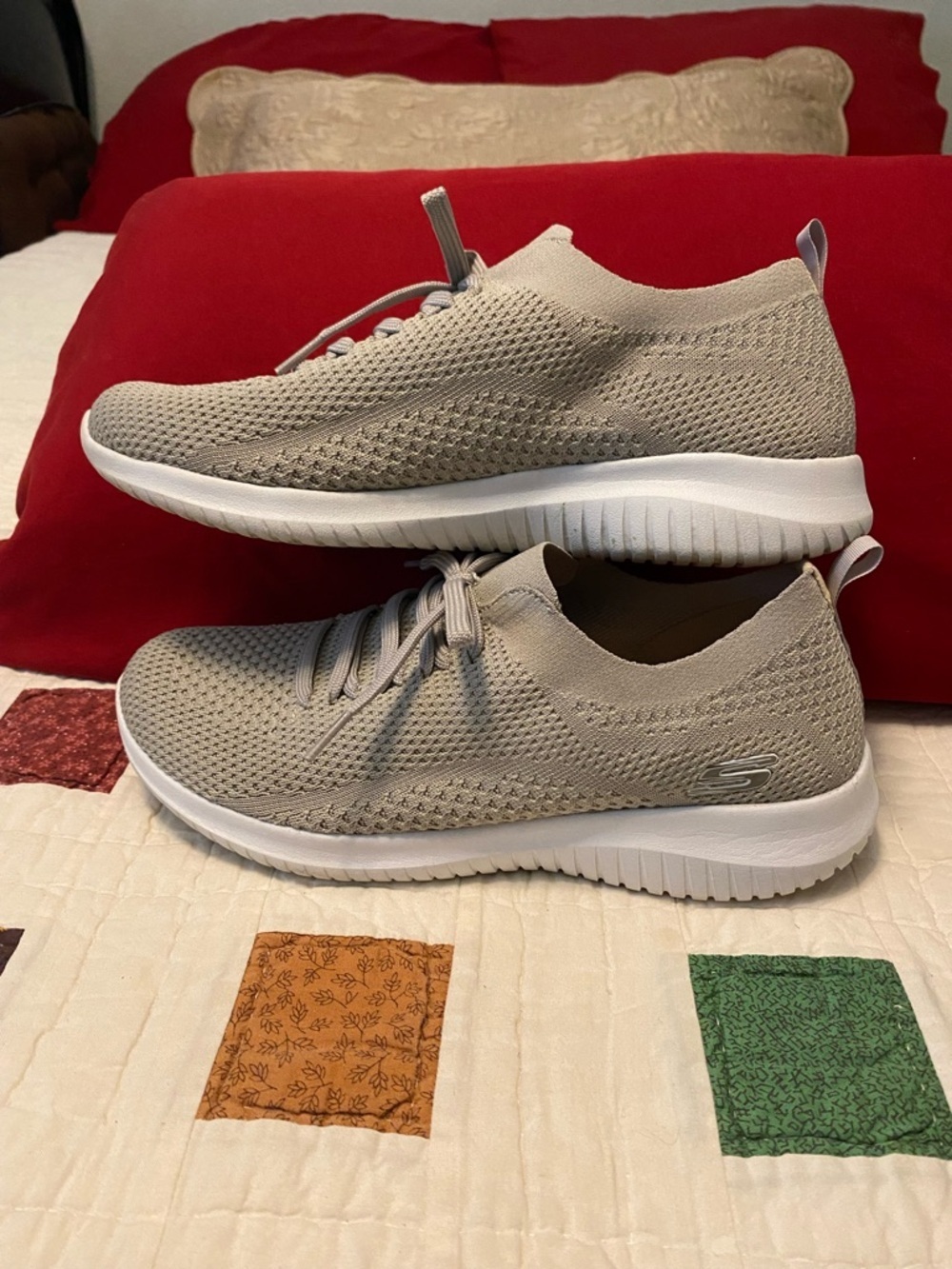 Women’s Skechers Light Gray Knit Sneakers In Excellent Condition Size 10 - Picture 2 of 6